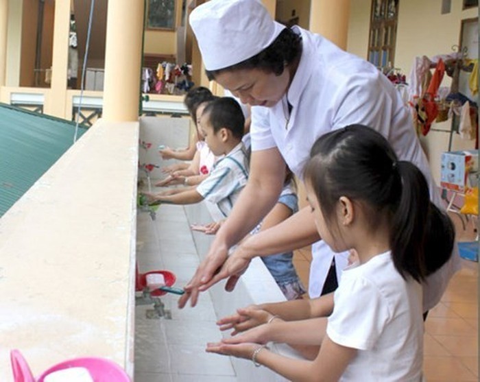 Hướng dẫn trẻ rửa tay tại trường phòng chống bệnh chân tay miệng.