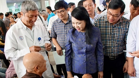 Bộ trưởng Bộ Y tế Nguyễn Thị Kim Tiến thăm hỏi một bệnh nhân tại BV Chợ Rẫy ngày 13/8. ảnh: Hoàng Hùng.
