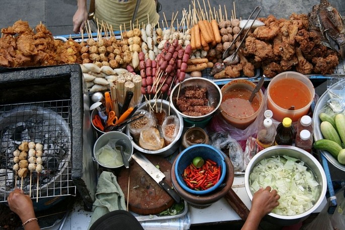 Ở Việt Nam, nhiều người dân có thói quen ăn đồ trên đường phố và Nghị định 115/2018 sẽ siết chặt đảm bảo an toàn thực phẩm, bảo vệ sức khỏe người tiêu dùng. ảnh: NM.