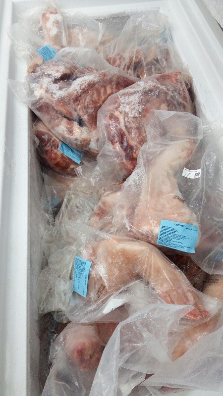 120kg thịt heo đã hết hạn sử dụng đang chứa trong tủ đông.