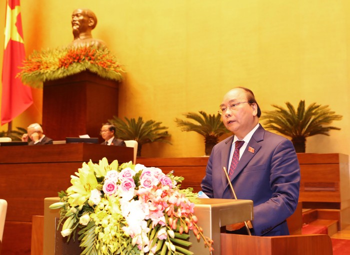 Thủ tướng Nguyễn Xuân Phúc trình bày báo cáo. Ảnh: Quochoi.vn