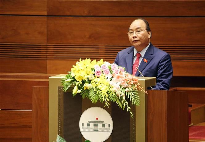 Thủ tướng Nguyễn Xuân Phúc trình bày tờ trình. Ảnh: Quochoi.vn