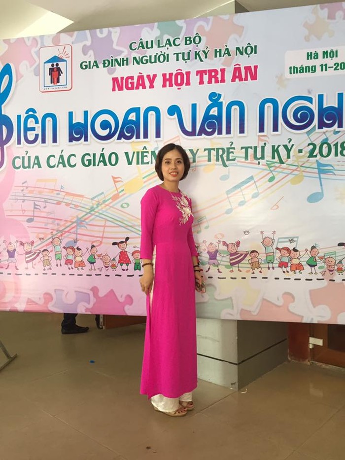 Cô Nguyễn Thùy Linh tại chương trình liên hoan văn nghệ tri ân giáo viên dạy trẻ tự kỷ. Ảnh: NVCC
