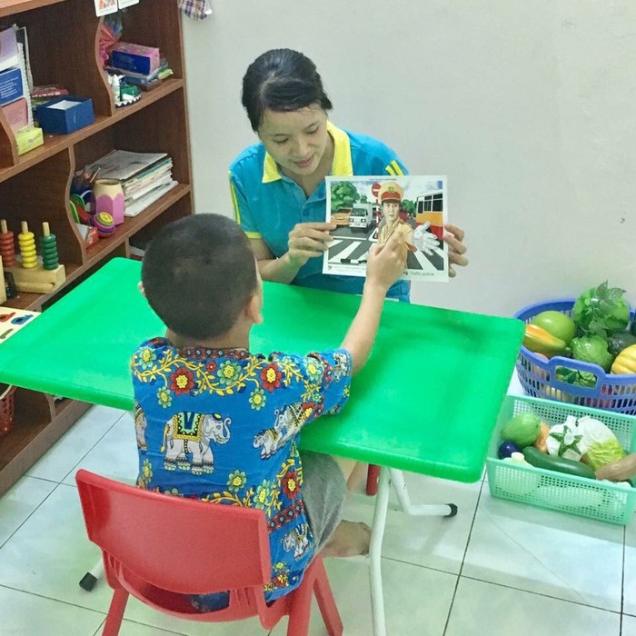 Giáo viên dạy kỹ năng cho trẻ đặc biệt tại Trung tâm chuyên biệt Phú An (Long Biên – Hà Nội). ảnh: Trung tâm cung cấp.