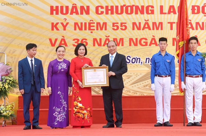 Thủ tướng trao Huân chương lao động Hạng Nhì cho trường. Ảnh: VGP