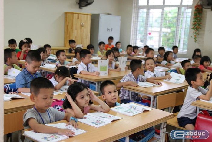 Nhiều phòng học lớp 1, 3 học sinh ngồi một bàn tại Trường Tiểu học Chu Văn An (quận Hoàng Mai, Thành phố Hà Nội). Ảnh: Vũ Phương.