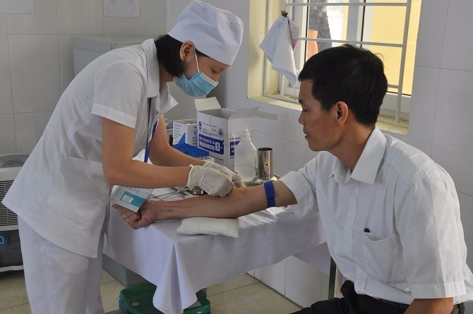 Lấy máu xét nghiệm cho bệnh nhân tại Phòng khám đa khoa Dân Hòa ( Thanh Oai, Hà Nội).