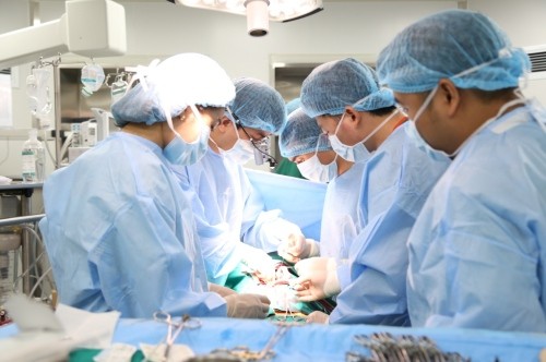 Các bác sỹ bệnh viện Đa khoa Phú Thọ tiến hành phẫu thuật. Ảnh: Bệnh viện Đa khoa Phú Thọ