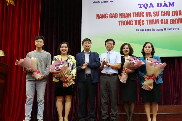 Lãnh đạo nhà trường và Bảo hiểm xã hội Việt Nam cùng các khách mời tham dự tọa đàm.