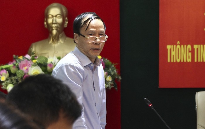 Ông Nguyễn Hoài Nam trả lời các câu hỏi liên quan việc lấy phiếu tín nhiệm. Ảnh: T.V