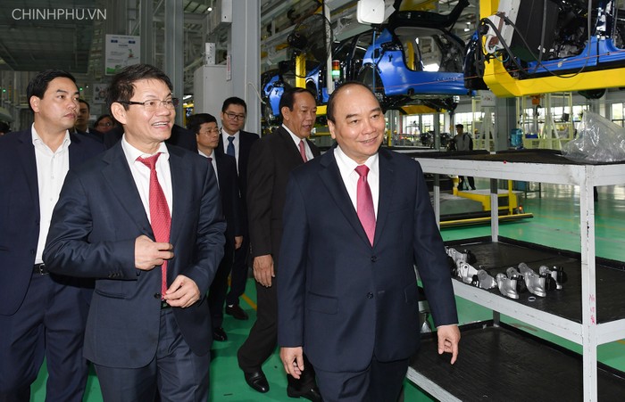 Thủ tướng thăm dây chuyền lắp ráp tự động của Thaco - Mazda. Ảnh: VGP