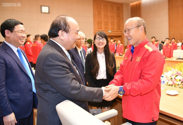 Thủ tướng gửi lời cảm ơn đến huấn luyện viên trưởng Park Hang Seo Ảnh: VGP