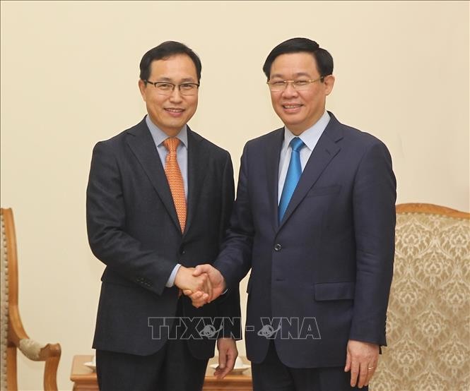 Phó Thủ tướng Vương Đình Huệ với tân Tổng Giám đốc Tổ hợp Samsung Việt Nam Choi Joo Ho. Ảnh: Lâm Khánh/TTXVN