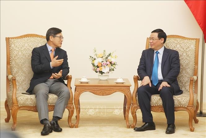 Phó Thủ tướng Vương Đình Huệ tiếp Tổng Giám đốc Tổ hợp Samsung Việt Nam Shim Wonhwan. Ảnh: Lâm Khánh/TTXVN