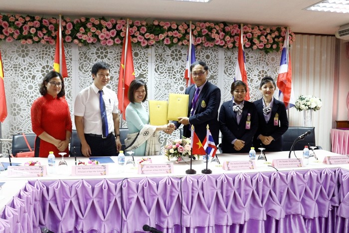 Lãnh đạo hệ thống giáo dục Ban Mai ký kết hợp tác với trường Kachanapisek Wittayalai Nakhon Pathom (Thái Lan). Ảnh: NTCC