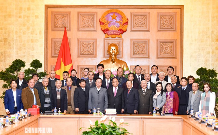 Thủ tướng ghi nhận những đóng góp của Hội Giáo dục chăm sóc sức khỏe cộng đồng Việt Nam.Ảnh: VGP