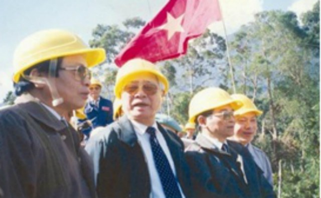 Thủ tướng Võ Văn Kiệt kiểm tra việc xây dựng công trình 500KV Bắc - Nam tại đèo Lò Xo. Ảnh do ông Vũ Ngọc Hải cung cấp.