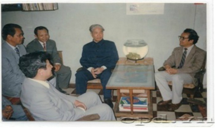 Tổng Bí thư Đỗ Mười (áo tím than), Bí thư Thành ủy Phạm Thế Duyệt) cùng lãnh đạo Ủy ban Khoa học Thành phố chúc tết gia đình Giáo sư, Tiến sĩ Khoa học Trần Đình Long, năm 1992.