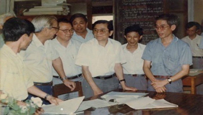 Trong một cuộc họp bàn về thiết kế tại Công ty Khảo sát Điện 1 (Thủ tướng Võ Văn Kiệt - thứ 2 từ trái sang, GĐ. Trương Bảo Ngọc...)