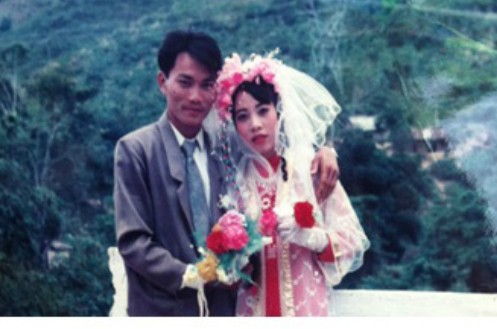 Vợ chồng anh Nguyễn Quang Sáu cưới nhau sau những “cánh thư đi thư lại” khi anh còn là công nhân đường dây Ảnh: Đ.Nam chụp lại từ tư liệu gia đình