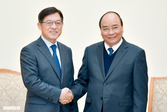 Thủ tướng Nguyễn Xuân Phúc tiếp ông Shim Won Hwan, Chủ tịch kiêm Tổng giám đốc Công ty Điện tử Samsung, Hàn Quốc. Ảnh: VGP