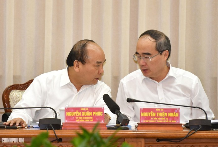 Thủ tướng trao đổi với Bí thư Thành ủy Thành phố Hồ Chí Minh Nguyễn Thiện Nhân. Ảnh: VGP