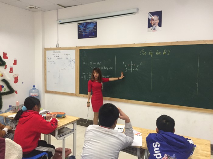 Cô Nguyễn Thị Thu Trang trong một giờ lên lớp. Ảnh tư liệu: Nhà trường cung cấp