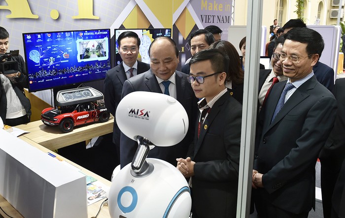 Thủ tướng thăm gian triển lãm thiết bị ứng dụng công nghệ thông minh của Việt Nam sản xuất. Ảnh: VGP