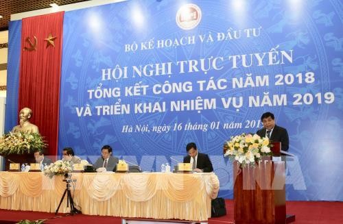Bộ trưởng Bộ Kế hoạch và Đầu tư Nguyễn Chí Dũng trình bày Báo cáo. Ảnh: TTXVN