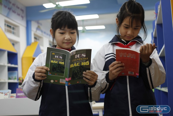 Những cuốn sách về Bác Hồ được nhiều em học sinh tìm đọc. Ảnh: Đ.T