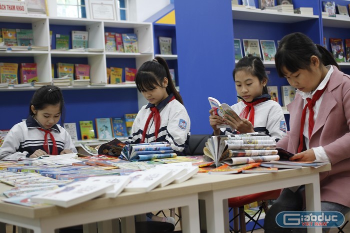 Hơn 8.000 đầu sách có mặt tại thư viện, sẽ đáp ứng được nhu cầu đọc sách của các em học sinh Tiểu học Đồng Mai. Ảnh: Đ.T
