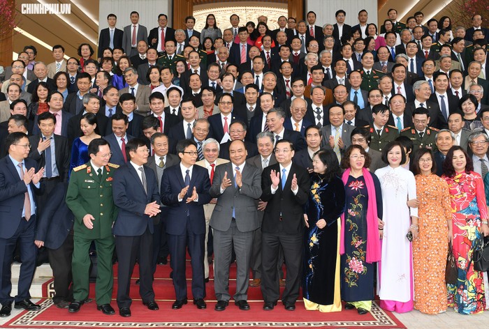 Thủ tướng chụp ảnh lưu niệm cùng các đại biểu. Ảnh: VGP