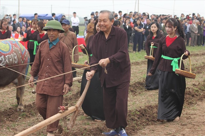 Phó Thủ tướng Thường trực Trương Hòa Bình cùng đại diện một số bộ, ngành và tỉnh Hà Nam đã thực hiện nghi lễ Tịch điền. Ảnh: Lao động.