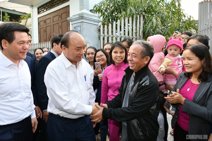 Thủ tướng gặp gỡ bà con Thái Bình. Ảnh: VGP