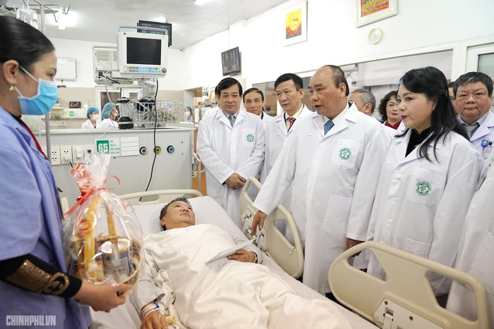 Thủ tướng thăm hỏi bệnh nhận tại khoa Cấp cứu của bệnh viện Bạch Mai. ẢNh: VGP