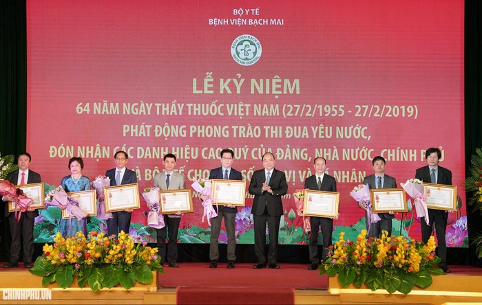 Thủ tướng trao huân chương cho các cá nhân có thành tích xuất sắc. Ảnh: VGP