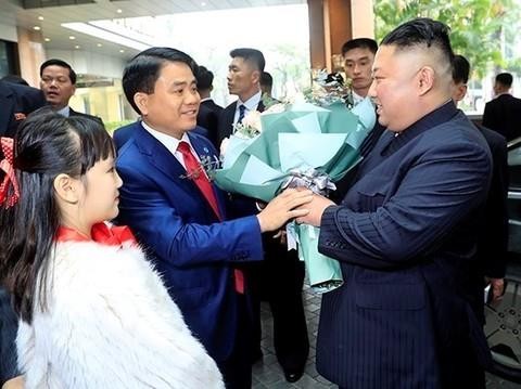 Chủ tịch Ủy ban Nhân dân Thành phố Hà Nội Nguyễn Đức Chung đón, tặng hoa chào mừng Chủ tịch Triều Tiên Kim Jong-un, tại khách sạn Melia. Ảnh: Nhan Sáng/TTXVN.