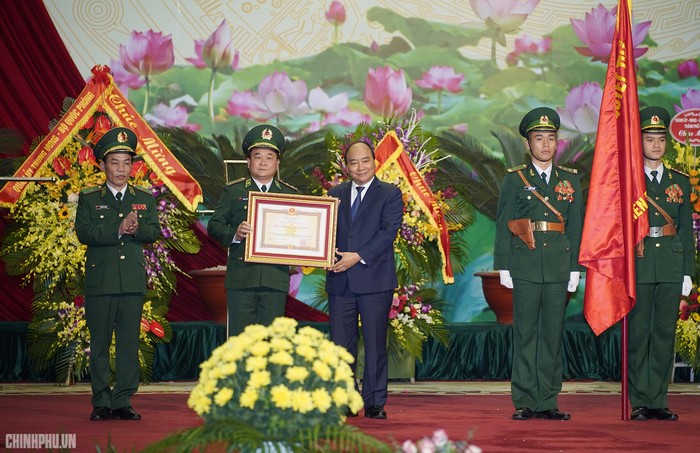 Thủ tướng trao tặng Huân chương Quân công Hạng Nhất cho Bộ đội Biên phòng. Ảnh: VGP