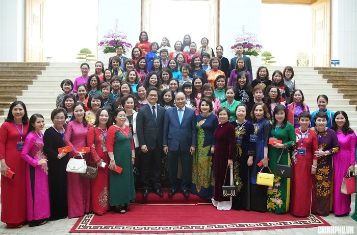 Thủ tướng chụp ảnh cùng các đại biểu tham dự. Ảnh: VGP