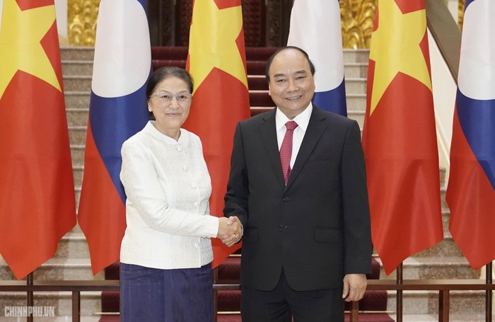 Thủ tướng Nguyễn Xuân Phúc tiếp Chủ tịch Quốc hội Lào. Ảnh: VGP