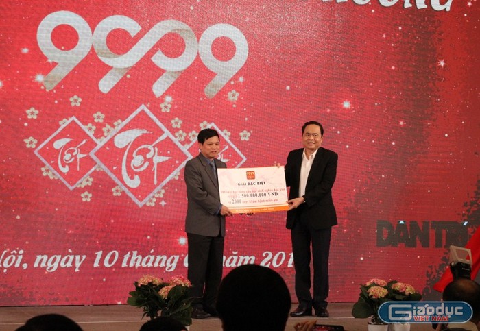 Chủ tịch Ủy ban Trung ương Mặt trận Tổ quốc Việt Nam Trần Thanh Mẫn trao giải đặc biệt cho đại diện Thành phố Hà Nội. Ảnh: Đỗ Thơm