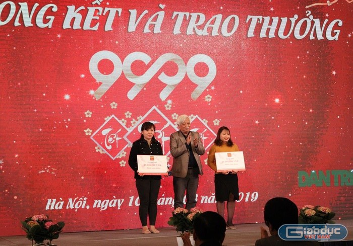 Đại biểu Dương Trung Quốc trao tặng giải thưởng cho các cá nhân tại lễ Tổng kết và trao giải thưởng &quot;9999 Tết&quot;. Ảnh: Đỗ Thơm