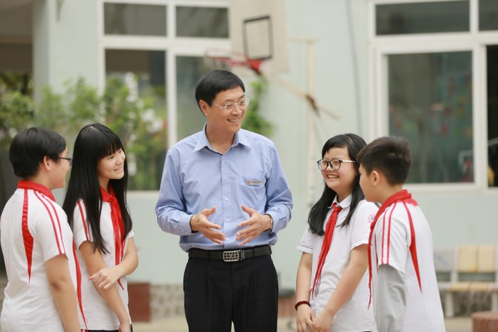 Thầy Nguyễn Quốc Bình trò chuyện với các em học sinh. Ảnh: thcs.lequydonhanoi.edu.vn