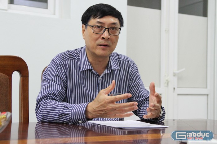 Thầy Nguyễn Quốc Bình - Hiệu trưởng nhà trường trao đổi với phóng viên. Ảnh: Đỗ Thơm