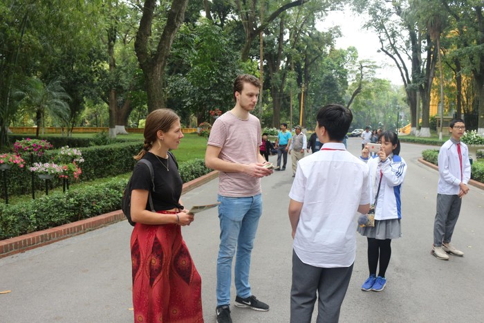 Học sinh Ban Mai tự tin trò chuyện với du khách nước ngoài tham quan Lăng Bác. Ảnh: Nhà trường cung cấp.