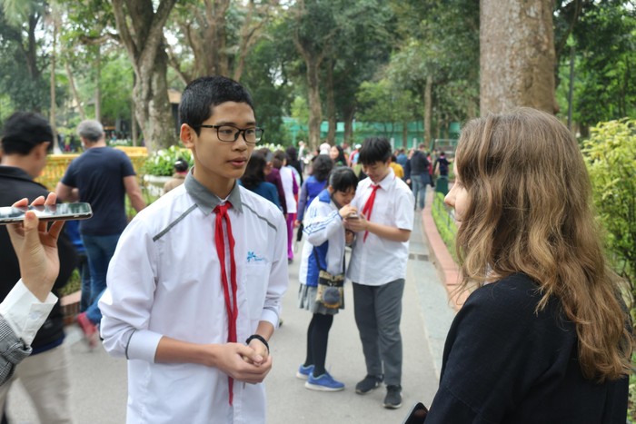 Phỏng vấn và ghi âm nội dung trao đổi với du khách nước ngoài đến thăm Lăng Bác. Ảnh: Nhà trường cung cấp.
