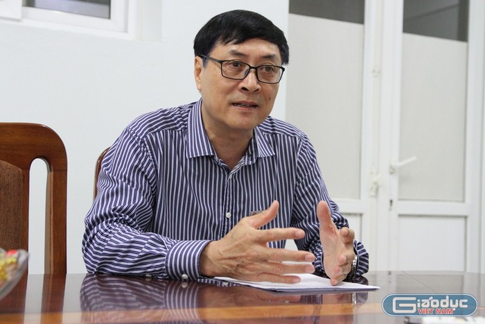 Thầy Nguyễn Quốc Bình trao đổi với phóng viên. Ảnh: Đỗ Thơm