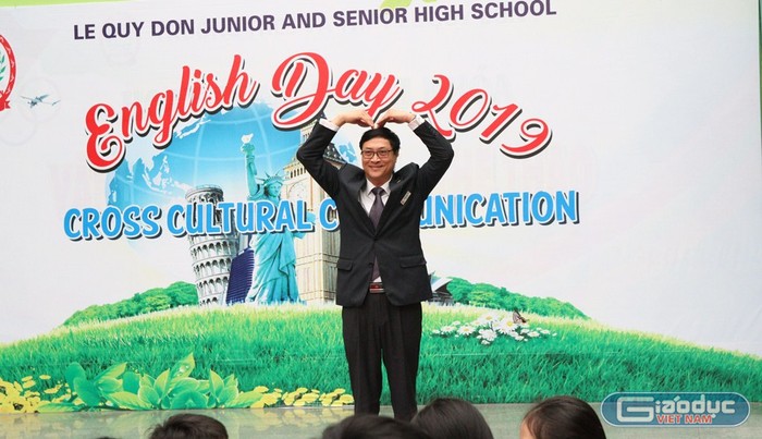 Sau phần phát biểu ngắn gọn khai mạc Ngày hội Tiếng Anh năm 2019, thầy Nguyễn Quốc Bình - Hiệu trưởng nhà trường đã làm tất cả học sinh tham dự sự kiện thích thú với hành động dễ thương này. Ảnh: Đỗ Thơm