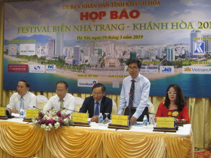 Ông Cung Quỳnh Anh - Phó Giám đốc Sở Du lịch trả lời một số câu hỏi của các nhà báo liên quan đến ngành du lịch địa phương. Ảnh: Đỗ Thơm