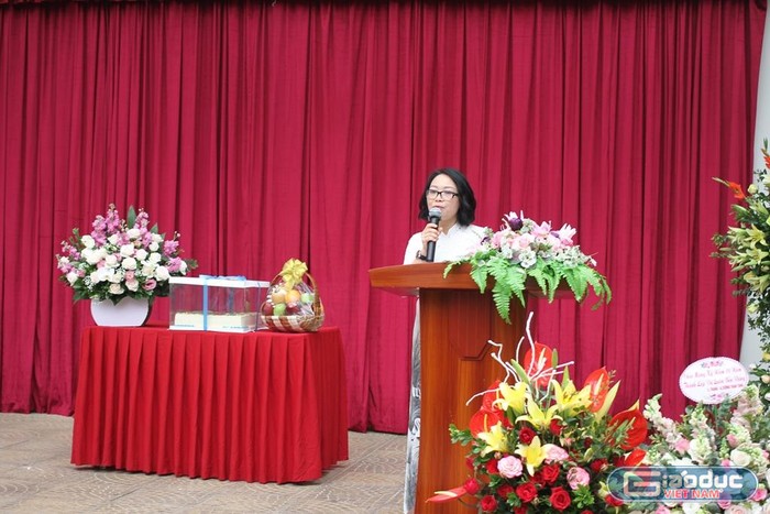 Cô Nguyễn Thùy Hương - Hiệu trưởng nhà trường phát biểu. Ảnh: Đỗ Thơm